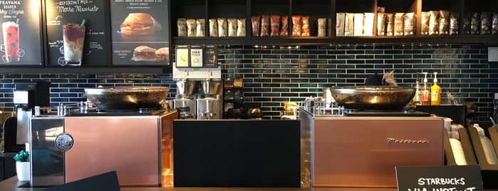 Starbucks is one of Lugares favoritos de Krissy.