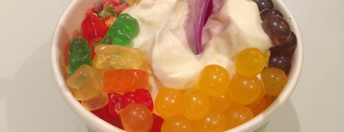 YOLO frozen yogurt is one of Tempat yang Disukai Steph.