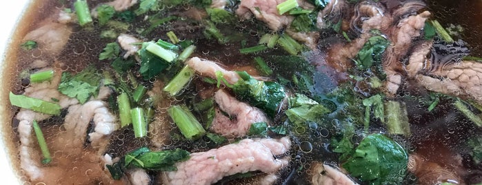 Zheng Yi Hainanese Beef Noodle is one of สถานที่ที่ Freddie ถูกใจ.