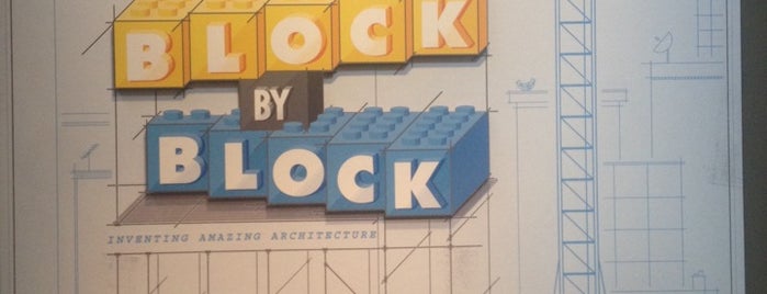Block By Block : Inventing Amazing Architecture is one of Lugares favoritos de Chris.
