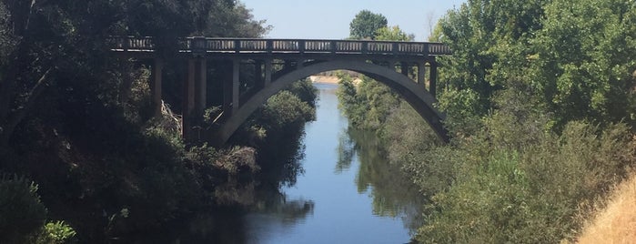 Old La Grange Bridge is one of Tina 님이 좋아한 장소.