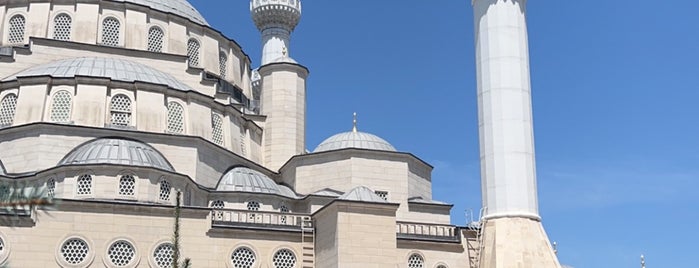 Bişkek Cumhuriyet Merkez İmam Serahsi Camii is one of Lugares favoritos de Fedor.