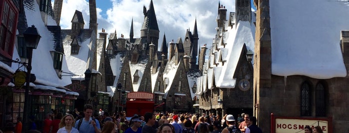 The Wizarding World of Harry Potter - Hogsmeade is one of Tempat yang Disukai Fernando.