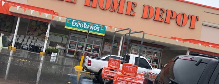 Home Depot is one of Antonioさんのお気に入りスポット.