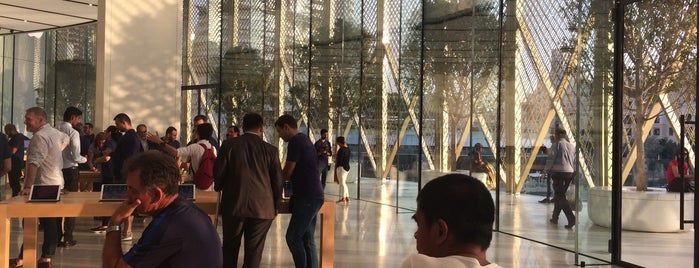 Apple Dubai Mall is one of Orte, die Petra gefallen.