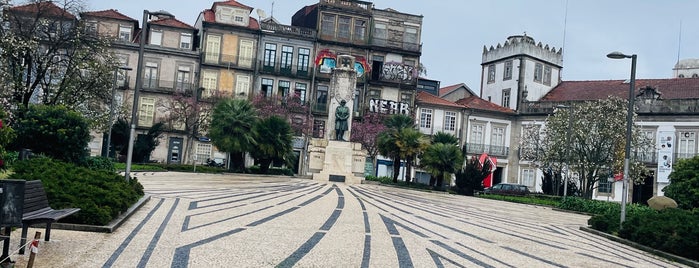 Praça Carlos Alberto is one of Oporto.