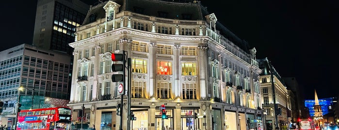 Soho is one of Coolest touristy things to do in London.