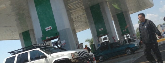 Gasolineria 5664 Autopista México Querétaro is one of Tempat yang Disukai Edwulf.