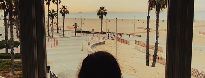 Casa Del Mar Pool is one of Posti che sono piaciuti a Wesley.