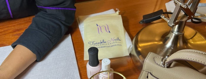 Twinkle Nails Salon is one of Huhuhshuaajaajja.