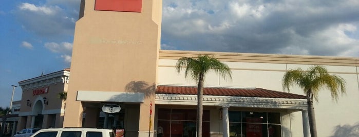 The North Face Orlando International Premium Outlets is one of Locais curtidos por Aaron.