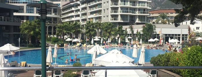 Barut Kemer Pool Bar is one of สถานที่ที่ Erdem ถูกใจ.