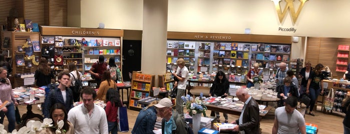 Waterstones is one of Kursadさんのお気に入りスポット.