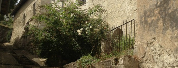 Aubeterre-sur-Dronne is one of Un bien joli village..