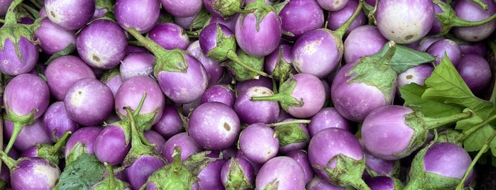 Cerritos Farmer's Market is one of Eat Well.