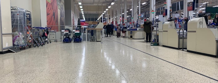 Tesco Extra is one of Mat’s Liked Places.