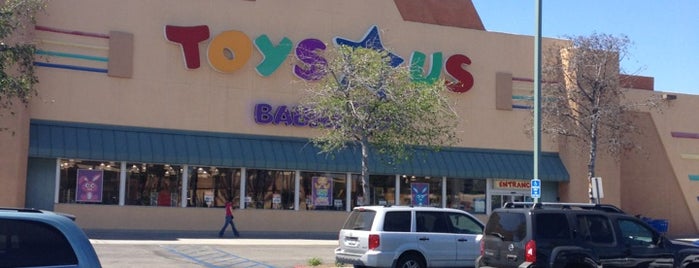 Toys"R"Us is one of Markさんのお気に入りスポット.