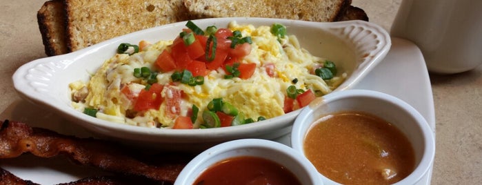 The Egg & I Restaurants is one of Lugares favoritos de Troy.