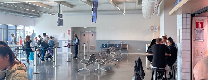 Brussels South Charleroi Airport (CRL) is one of สถานที่ที่ Abdullah ถูกใจ.
