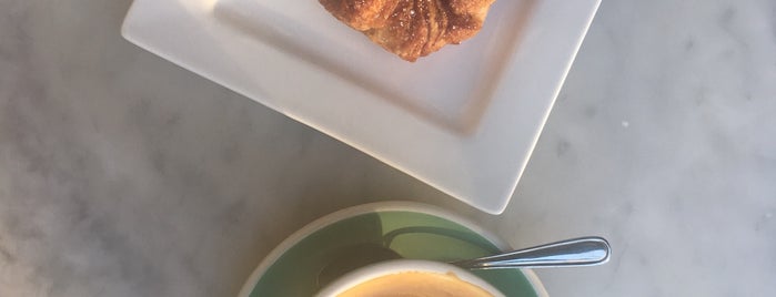 Kona Coffee Purveyors | b.patisserie is one of Adrienn 님이 좋아한 장소.