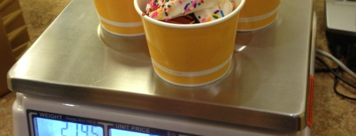 YoTwist Frozen Yogurt and Treats is one of Lugares favoritos de Wilson.