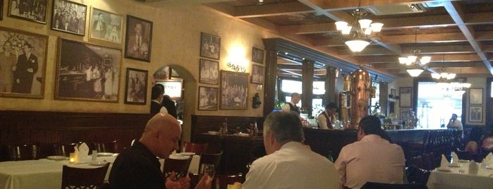 Caesar's Restaurant Bar is one of Lugares favoritos de Chava.