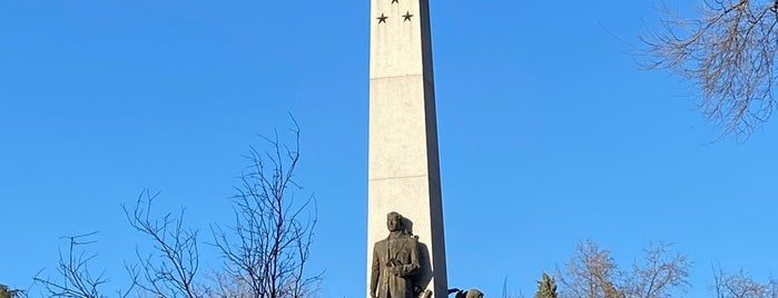 Jose Rizal's Statue is one of Locais curtidos por Claudia.