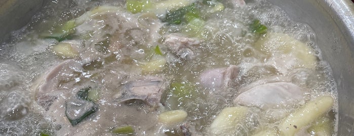 진원조보신닭한마리 (陳元祖補身タッカンマリ) is one of Korea.