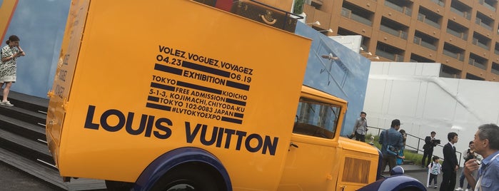 Volez, Voguez, Voyagez - Louis Vuitton is one of fuji: сохраненные места.