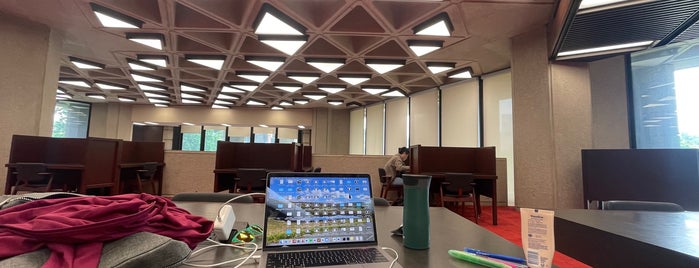 Robarts Library is one of Ozge 님이 좋아한 장소.