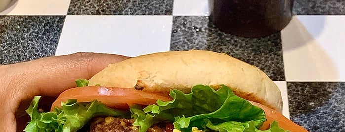 Paul's "Da Burger Joint" is one of Marco 님이 좋아한 장소.