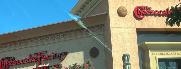 The Cheesecake Factory is one of Lugares guardados de Robert.