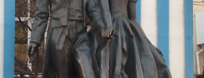 Памятник Пушкину и Гончаровой is one of Moskva.