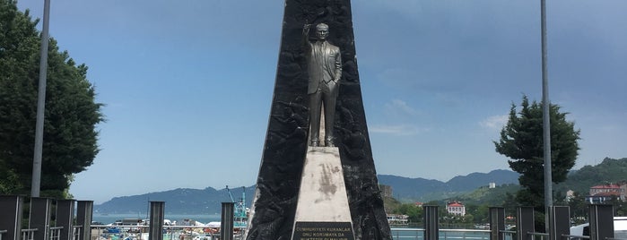 Tirebolu Atatürk Anıtı is one of Doğu Karadeniz'deki Anıtlar & Heykeller.