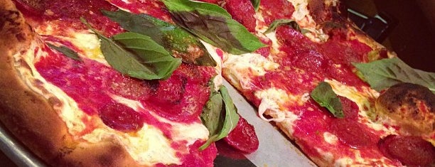 Angelo's Pizza is one of Lisa : понравившиеся места.