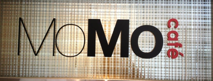 MoMo Café is one of Tempat yang Disukai Chris.