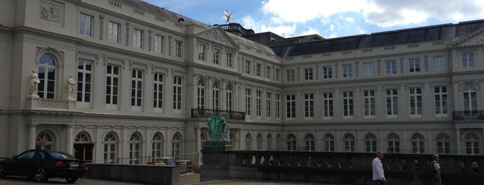 Place du Musée is one of Hallo Brussels!.