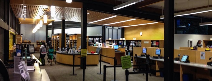 Seattle Public Library is one of Lugares guardados de Alejandro Tomasso.