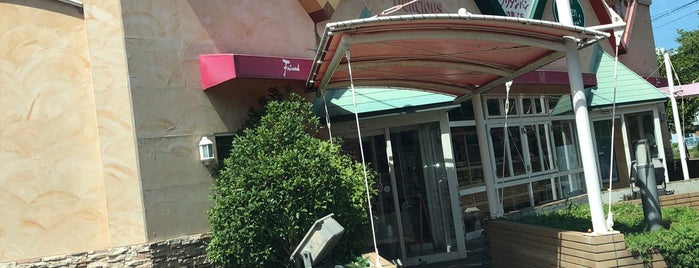 フリアンパン洋菓子店 ベーカリー&カフェ グリーンフォレスト 郊外1号店 is one of สถานที่ที่บันทึกไว้ของ Z33.