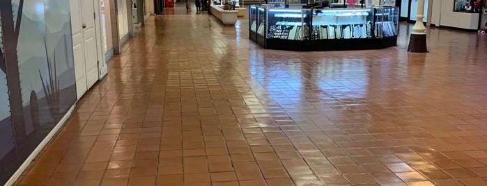 Mall De Las Aguilas is one of lugares.
