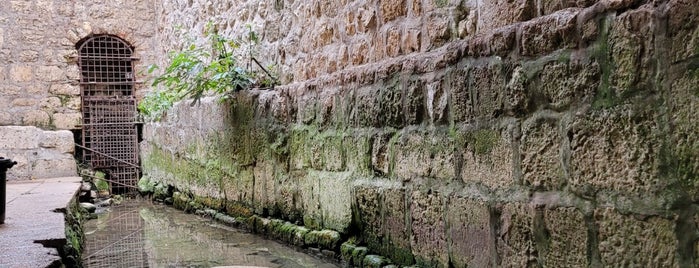 Hezekiah's Tunnel is one of Jerusalem достопримечательности.