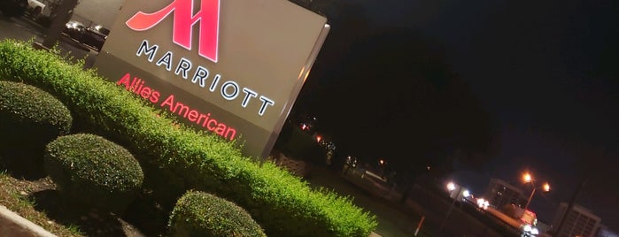 Dallas Marriott Suites Medical/Market Center is one of Tempat yang Disukai Pedro.
