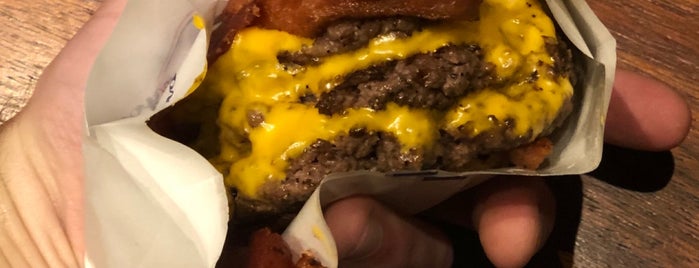 Burger in Newyork is one of สถานที่ที่ Ryan ถูกใจ.
