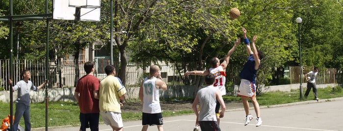 96-то баскет игрище is one of Lugares favoritos de zlatko.
