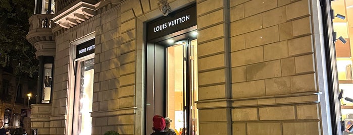 Louis Vuitton is one of Locais curtidos por Marta.