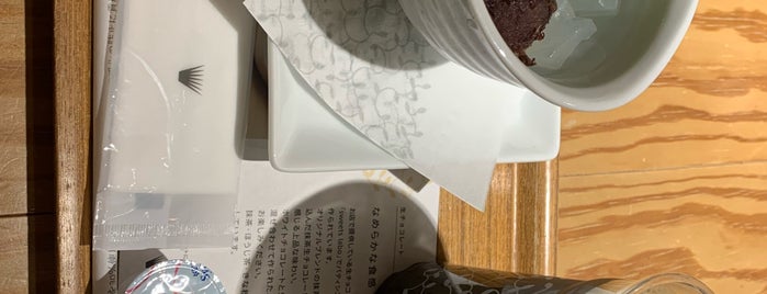 nana's green tea is one of 座れるカフェ.