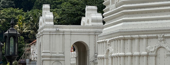 Temple of the Sacred Tooth Relic (ශ්‍රී දළදා මාළිගාව) is one of Kandy.