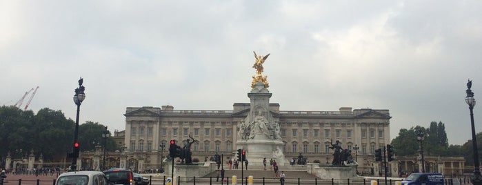 Buckingham Sarayı is one of London.