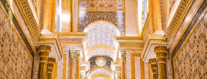 Qasr Al Watan Library is one of Tariq'in Beğendiği Mekanlar.