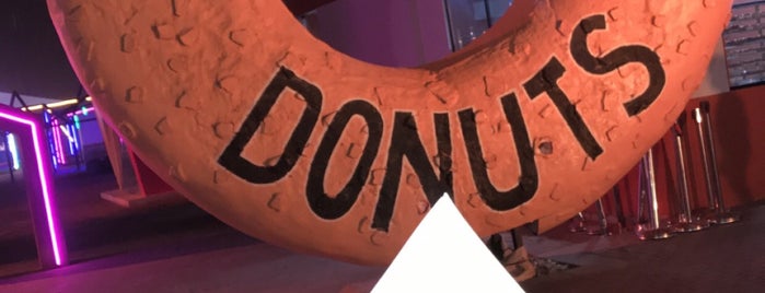 Randy’s Donuts is one of Yazeed'in Beğendiği Mekanlar.